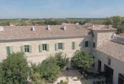 location ancienne abbaye de franquevaux gite le camargue