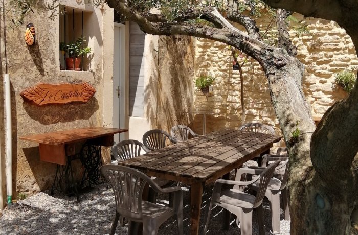 rental of the gites under the olive tree gite le Castellas in vauvert outside