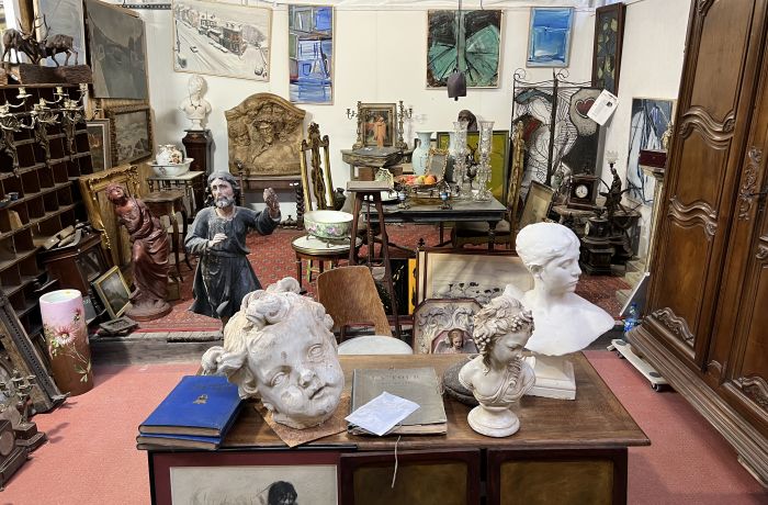 the second-hand dealer's village of Vauvert