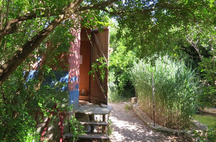 Dormitory room, natural welcome, dry toilets
