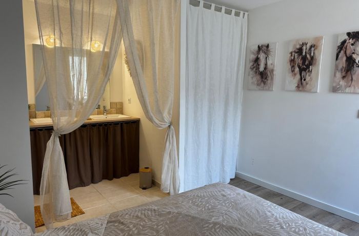 meublé de tourisme Aimargues salle de bain chambre parentale 1er étage
