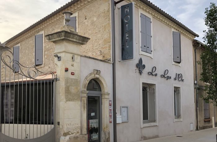 hotel le lys d'or Vauvert entrée