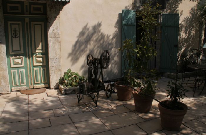 location ancienne abbaye de franquevaux gite le camargue