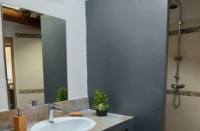 salle d'eau mas des pointes gîte la paillère